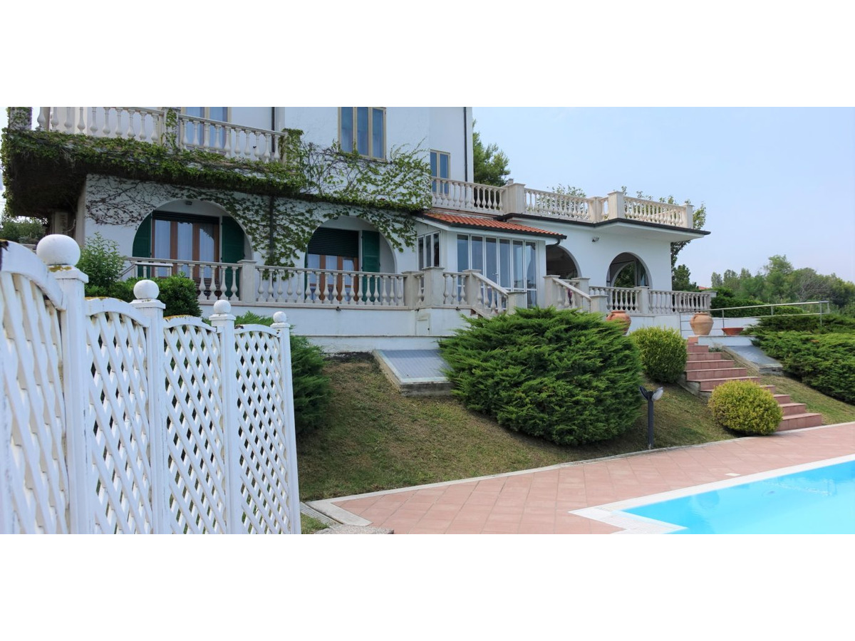 Beautiful villa with sea views, swimming pool, tennis court and 4000 m2 ...