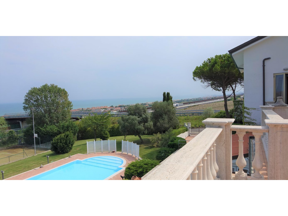 Beautiful villa with sea views, swimming pool, tennis court and 4000 m2 ...